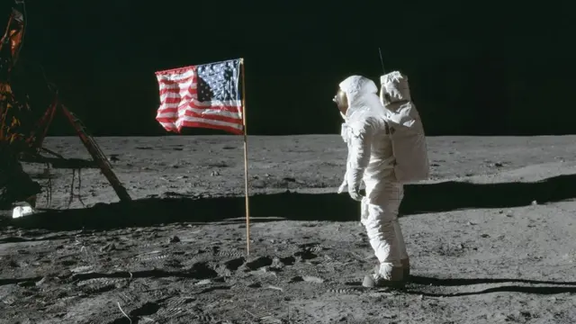 Neil Armstrong e a bandeira americana