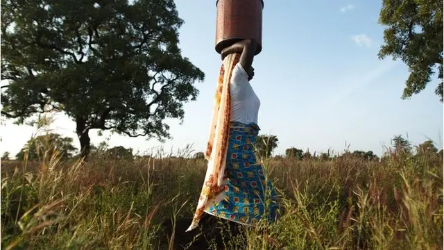 Mata na tafiyar kusan minti 30 domin nemo ruwan sha a wasu yankunan ƙasar Ghana