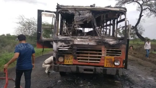 सोलापूरजवळ बस पेटवून देण्यात आली.