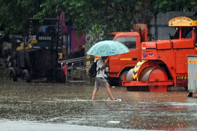 புயல் கரையைக் கடக்கும் போது அத்தியாவசியத் தேவையின்றி வெளியேச் செல்ல வேண்டாம் 