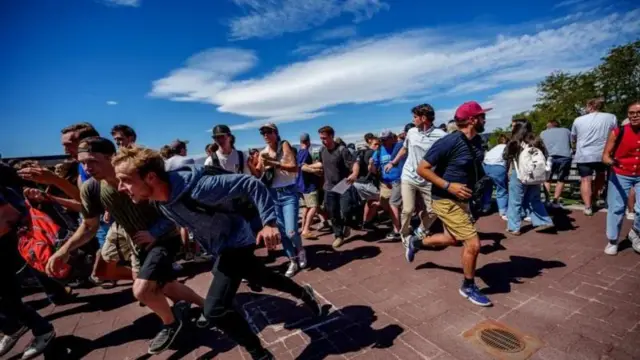 গুলির ঘটনার পর শিক্ষার্থীদের হুড়োহুড়ি