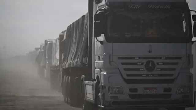 गाजामा प्रवेश गर्दै ट्रकहरू 