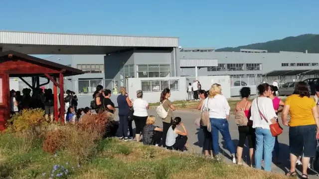 Grupa ljudi ispred fabrike Geoksa u Vranju