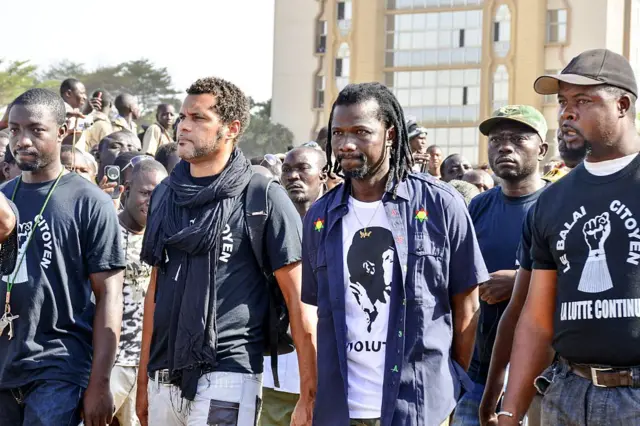 Les membres du mouvement "Balai Citoyen" assistent aux funérailles officielles des "martyrs" du soulèvement sanglant qui a renversé le président Blaise Compaoré, sur la place de la Révolution à Ouagadougou, le 2 décembre 2014.
