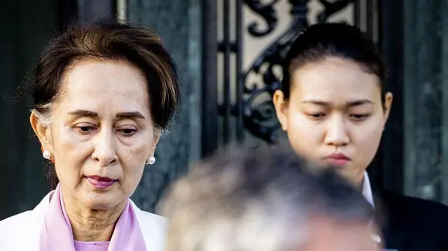 အပြည်ပြည်ဆိုင်ရာတရားရုံး ICJ ခရီးစဥ်မှာ တွေ့ရတဲ့ ဒေါ်အောင်ဆန်းစုကြည်နဲ့ ကိုယ်ရံတော် မချယ်ရီထက်
