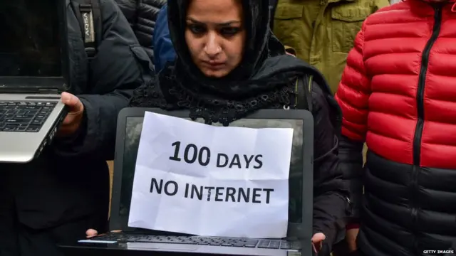 કાશ્મીરમાં ઇન્ટરનેટ ઠપ થવા મુદ્દે વિરોધપ્રદર્શન કરી રહેલાં નાગરિકો