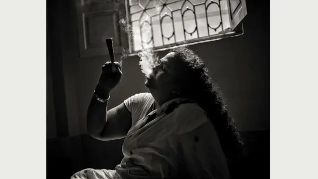 Мойне (54 года) пришлось столкнуться с вызовами реальной жизни после того, как ее гуру скончался. Она ушла из дома 40 лет назад, но мечтает умереть у себя на родине, в Бангладеш