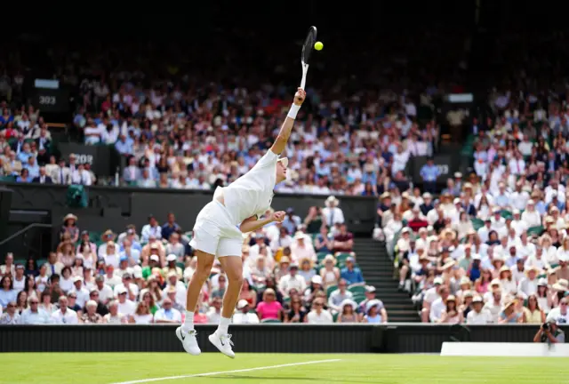 2026 Wimbledon Şampiyonası'nın ilk gününde Londra'daki All England Lawn Tennis and Croquet Club'da oynanan Erkekler Tekler maçında İtalya'dan Jannik Sinner, Sırbistan'dan Miomir Kecmanovic ile karşılaşırken.