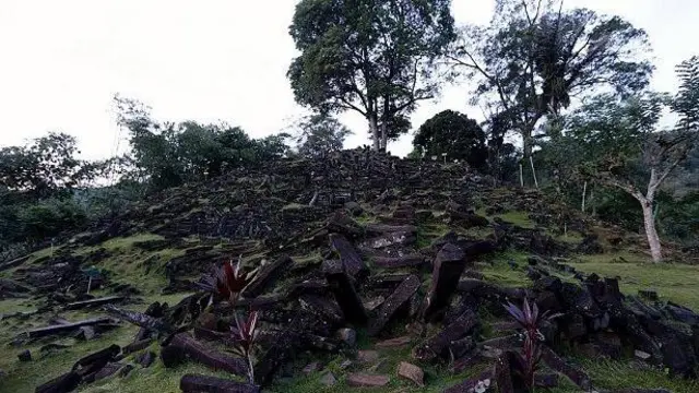 Gunung Padang di Jawa Barat. Situs ini diyakini dibangun untuk upacara kepada leluhur.
