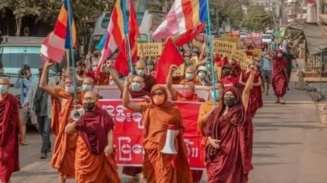 စစ်တပ်က အာဏာသိမ်းတာကို လက်မခံတဲ့အထဲ သံဃာထုလည်း ပါဝင်ပါတယ်။
