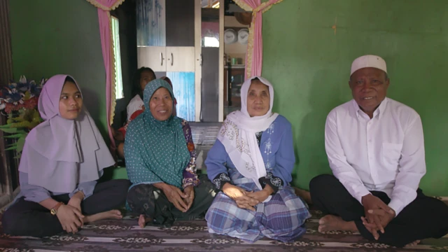 পরিবারের সাথে হাজী আমিন।