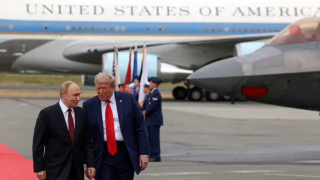 Путин и Трамп во время встречи в Анкоридже идут по красной дорожке от самолета