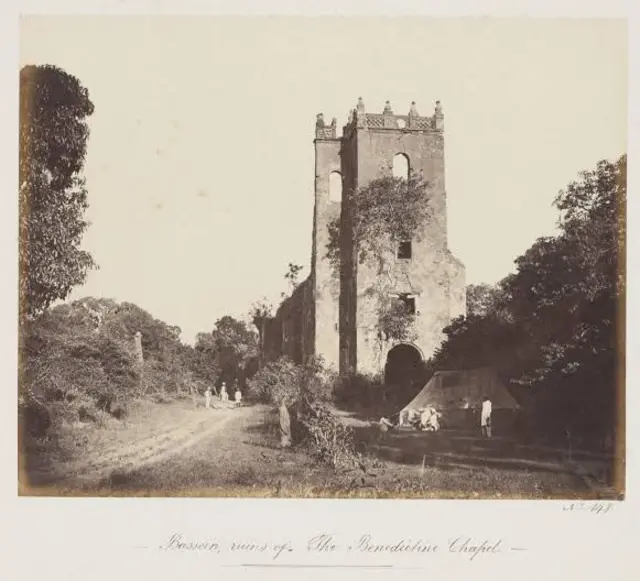 किल्ल्यातल्या अवशेषांचे जुने छायाचित्र