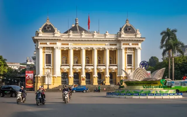 Địa chỉ số 23 Tông Đản nằm gần các công trình nổi tiếng ở khu vực trung tâm thủ đô như Nhà hát lớn Hà Nội 