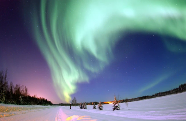 ลมสุริยะที่พัดเข้าปะทะบริเวณขั้วโลกเหนือ ทำให้เกิดแสงเหนือ (aurora borealis) ที่งดงามบนท้องฟ้า