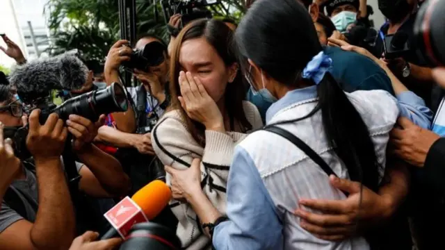 เมธาวีร้องไห้ขณะที่เจ้าหน้าที่นำน้องสาวของเธอไปเรือนจำ