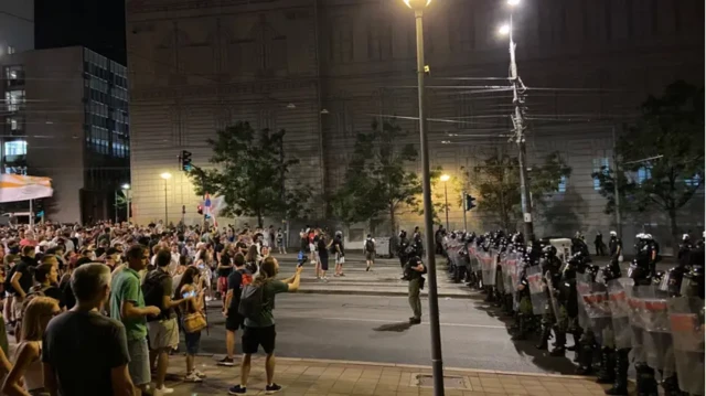 Протистояння біля будівлі уряду у Белграді 13 серпня