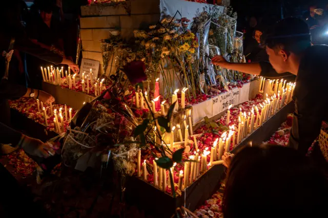 Sejumlah peserta menyalakan lilin dan meletakkan bunga di bawah Patung Dewi Themis (tokoh dewi kebajikan dan keadilan dalam mitologi Yunani kuno) saat aksi solidaritas meninggalnya mahasiswa Fakultas Hukum Universitas Negeri Semarang (Unnes) Iko Juliant Junior di Unnes, Semarang, Jawa Tengah, Selasa (02/09).