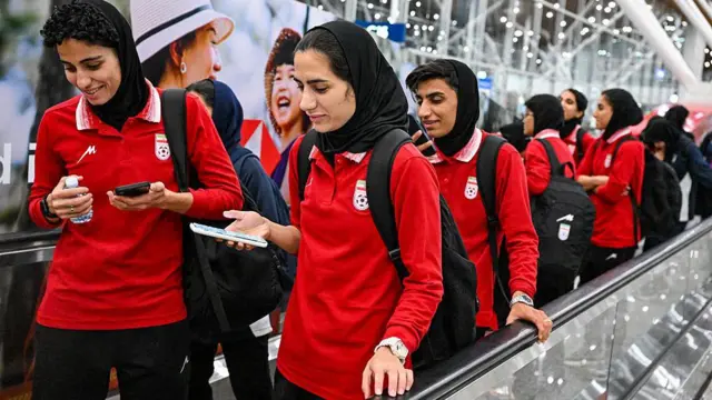 اعضای تیم فوتبال زنان ایران پس از شرکت در مسابقات جام ملت‌های زنان آسیا ۲۰۲۶ استرالیا، هنگام ورود به فرودگاه بین‌المللی کوالالامپور 