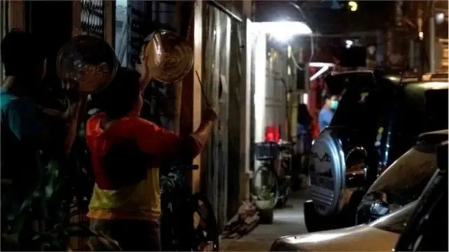 বুধবার ইয়াঙ্গনের বাসিন্দারা রান্নার হাঁড়ি বাজিয়ে প্রতিবাদ করেছে।