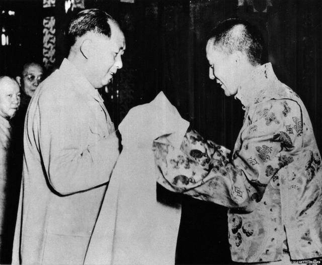 चीन के चोटी के नेता माओत्से तुंग को 1954 में बीजिंग में सिल्क का स्कार्फ़ भेंट करते दलाई लामा.