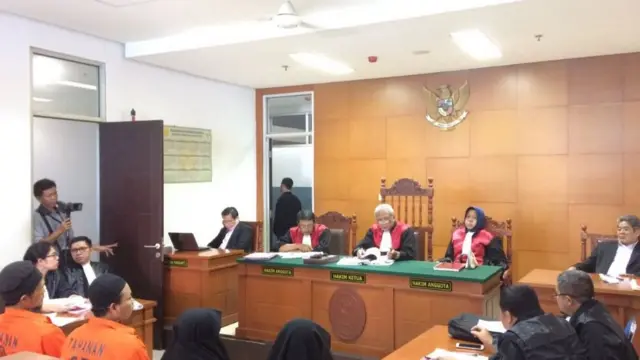 Empat terdakwa kasus bom panci, Agus Supriadi, Nur Solihin, Tutin Sugiarti, dan Dian Yuli Novi,