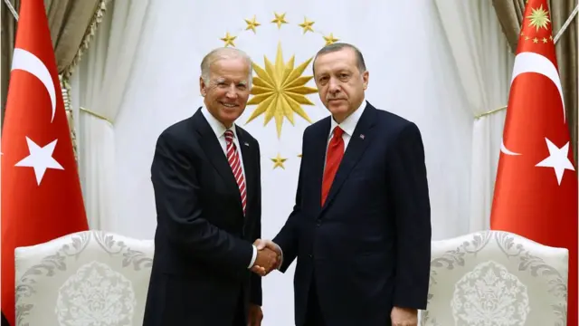 ABD Başkan Yardımcısı Joe Biden, Cumhurbaşkanı Erdoğan ile el sıkışıyor.