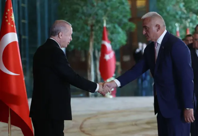 Cumhurbaşkanı Erdoğan ile Kültür ve Turizm Bakanı Mehmet Nuri Ersoy el sıkışırken