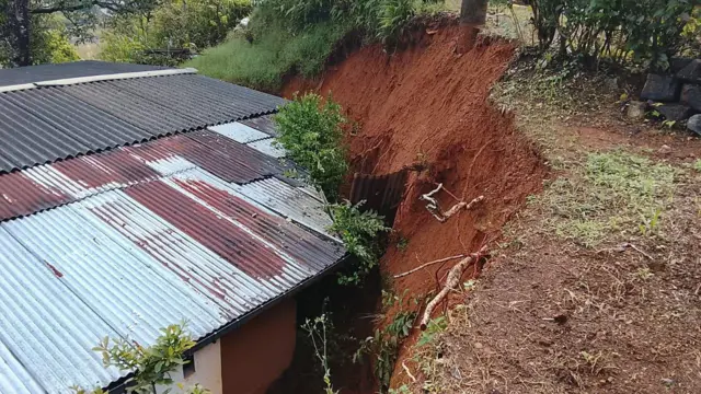 නිවසක් අසල කන්දක් නාය ගොස් ඇති අයුරු.