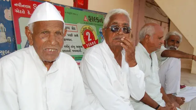 ગામના મંદિરે બેઠેલા વૃદ્ધો