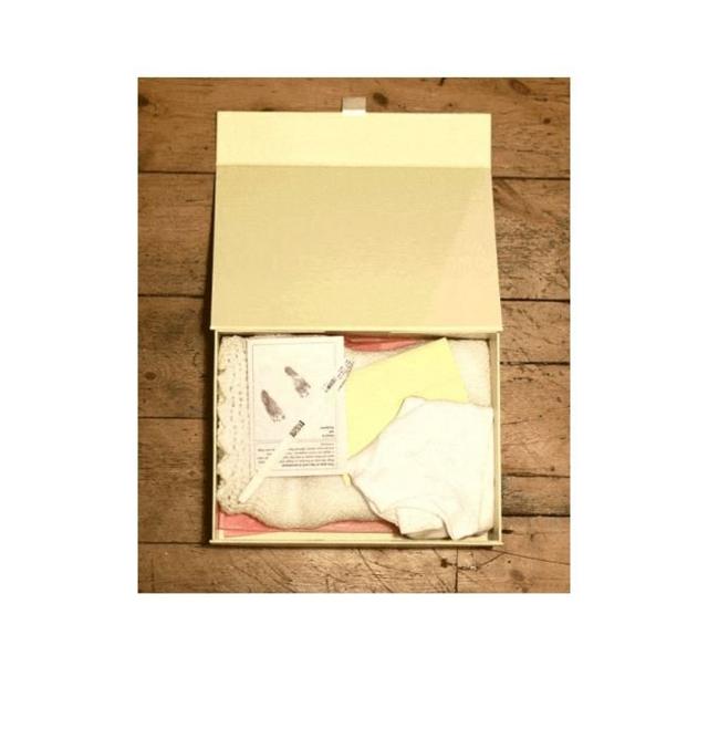 Una caja con pertenenciasjogo jet betla bebé