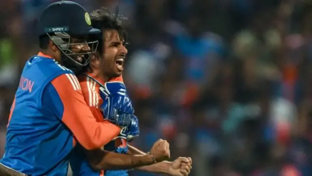 रवि बिश्नोईनं इंग्लंडच्या महत्त्वाच्या फलंदाजांना बाद करत भारताच्या विजयाचा मार्ग मोकळा केला