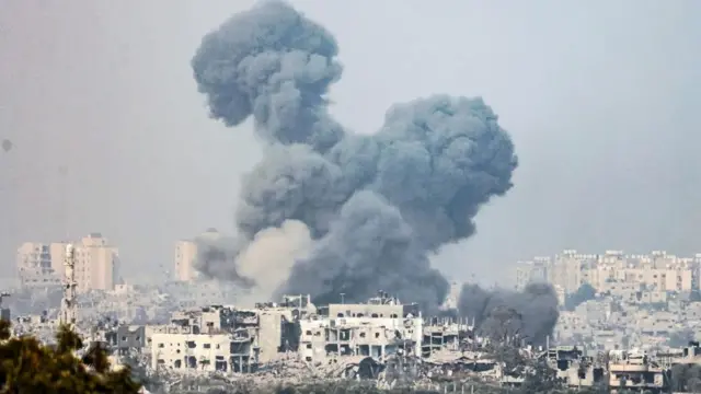 イスラエル軍、夜通しガザ北部を空爆 戦闘機約100機で - BBCニュース