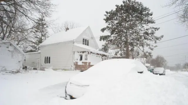 அமெரிக்காவில் பனிப்புயல்