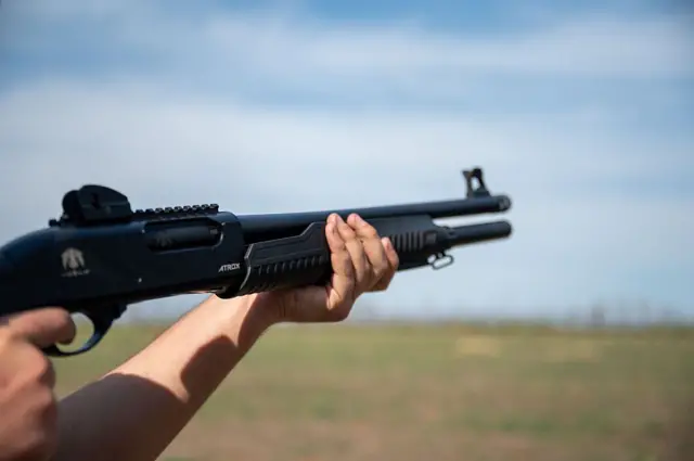Український солдат стріляє по мішені з дробовика ATROX Tactic Black Telescopic Stock 12/47 під час навчань з боротьби з безпілотниками 17 вересня 2025 року в Донецькій області, Україна.