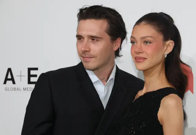 Brooklyn Beckham e a esposa, Nicola Peltz Beckham, em evento na California, nos EUA, em março de 2026