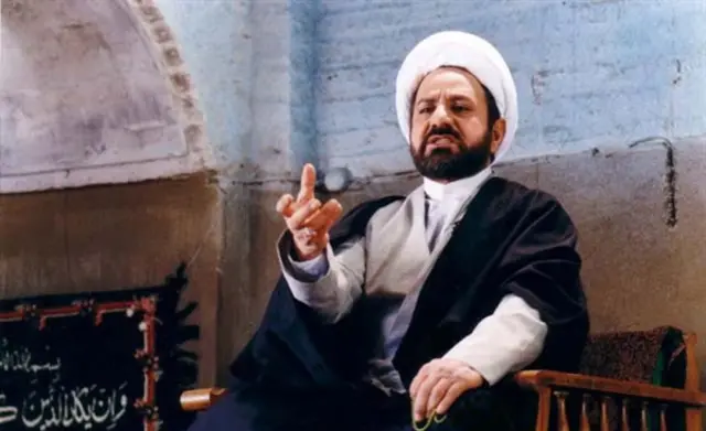 پرویز پرستویی در صحنه‌ای از فیلم مارمولک