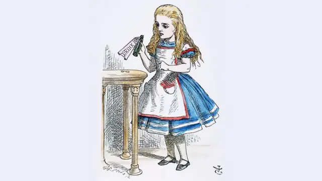 Alice segurando um frasco em que se lê: Drink (Beba)