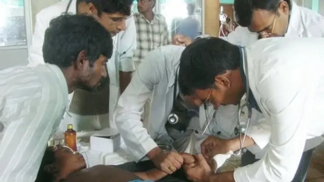 इलाज करते डॉक्टर