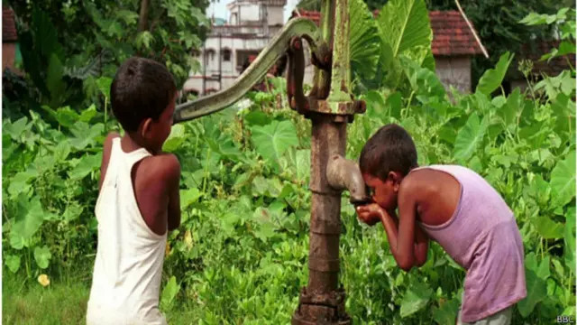 বাংলাদেশের বহু গ্রামে আর্সেনিকযুক্ত পানি খেতে বাধ্য হচ্ছে মানুষ।