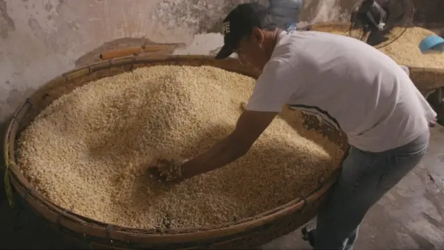 Ifan Kuncoro mengolah kedelai