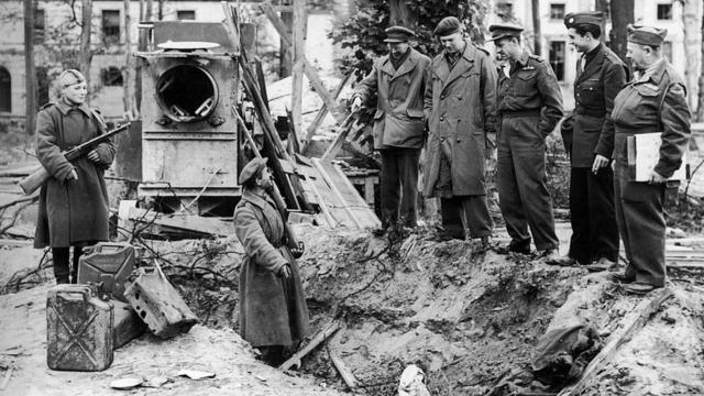 Os corpos de Hitler e Eva Braun foram enterrados e parcialmente queimados em uma vala feita por uma bomba no jardim da Chancelaria Alemã