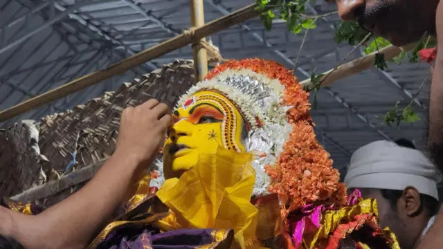 భూత కోలకు సిద్ధమవ్వడం