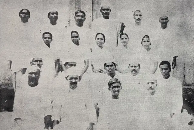 ખેડા સત્યાગ્રહ વખતે ઊભેલા (ડાબેથી ત્રીજા) રવિશંકર મહારાજ અને (ડાબેથી ચોથા) દરબાર ગોપાળદાસ