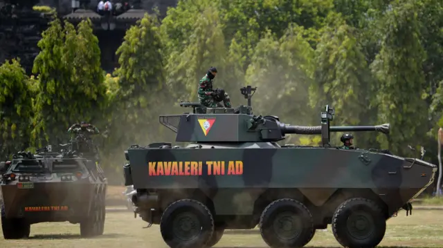 Prajurit Kavaleri TNI AD menaiki kendaraan tempur usai mengikuti apel gelar pasukan dalam rangka kesiapan pengamanan Pemilu 2024 di kawasan Renon, Denpasar, Bali, Rabu (8/11/2023).