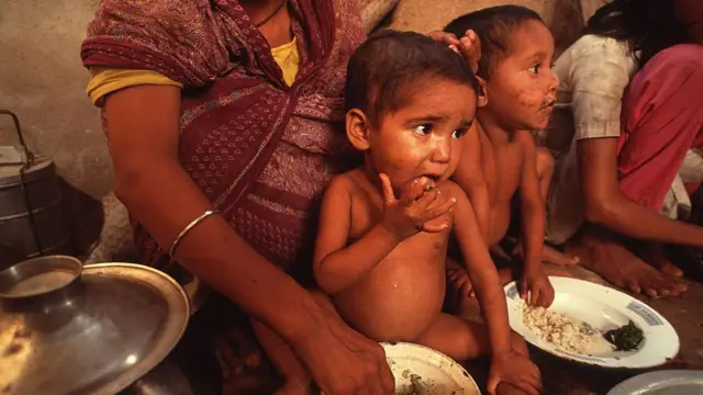যারা দারিদ্র্যসীমার নীচে বাস করে, তারা প্রতিদিন আমিষ জাতীয় খাবার খেতে পারে না।