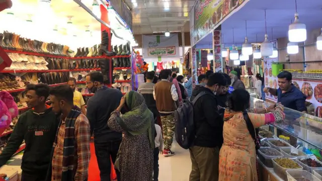 বাণিজ্য মেলায় আস্তে আস্তে ক্রেতাদের ভিড় বাড়ছে বলে বলছেন বিক্রেতারা