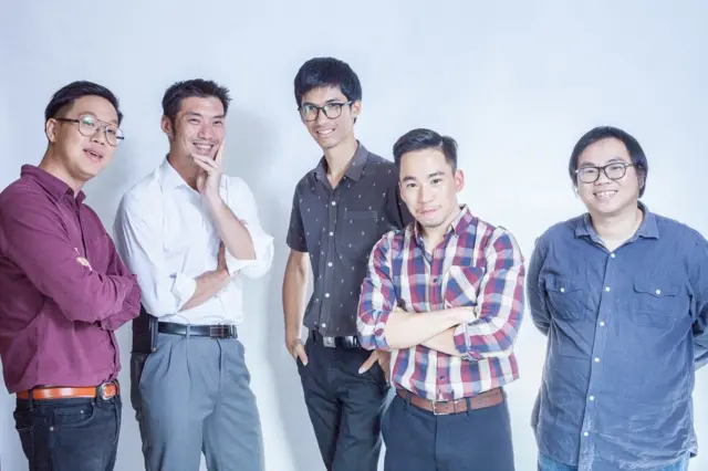 คนยืน 5 คน