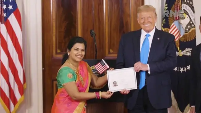 အိန္ဒိယ အမျိုးသမီး ဆော့ဖ်ဝဲ အင်ဂျင်နီယာ ဆူဒါ ဆန်ဒါရီ နာရာယာနန်ကို အမေရိကန်နိုင်ငံသား ဖြစ်ခွင့်ရ လက်မှတ်ကို သမ္မတကိုယ်တိုင်ပေး