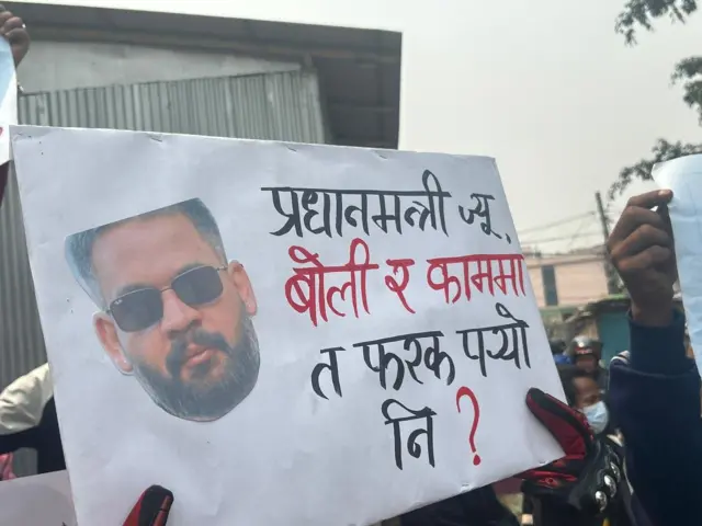 सुकुम्बासी बस्ती हटाउने योजनाको विरोधमा प्रधानमन्त्री बालेनको तस्बिरसहित प्रश्न लेखिएको एउटा सन्देश 